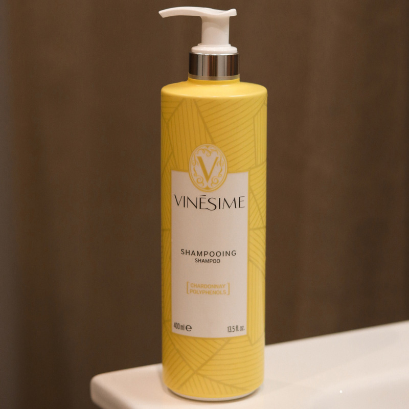 Shampooing avec après Shampooing vinésime sur serviette de bain avec baignoir