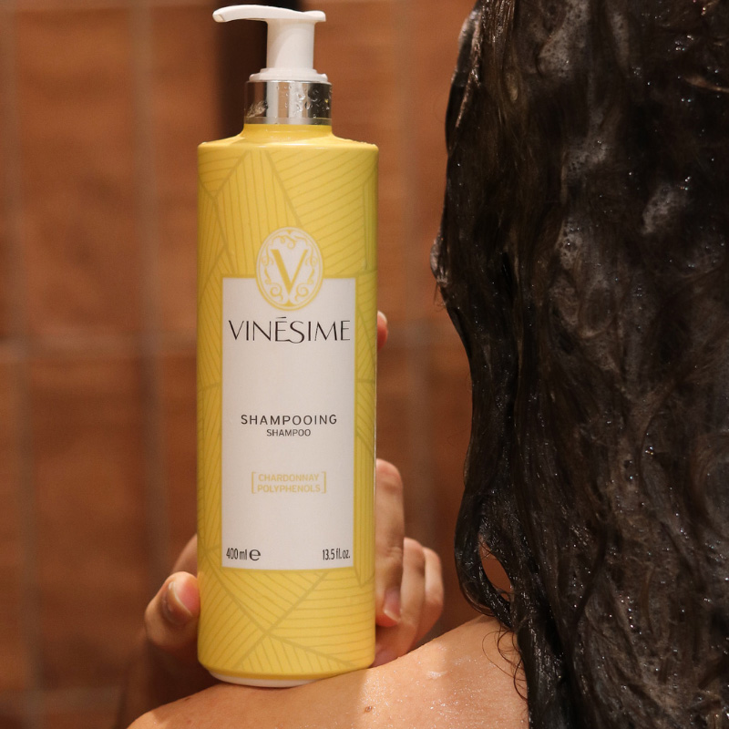 Shampooing dans la main sous la douche