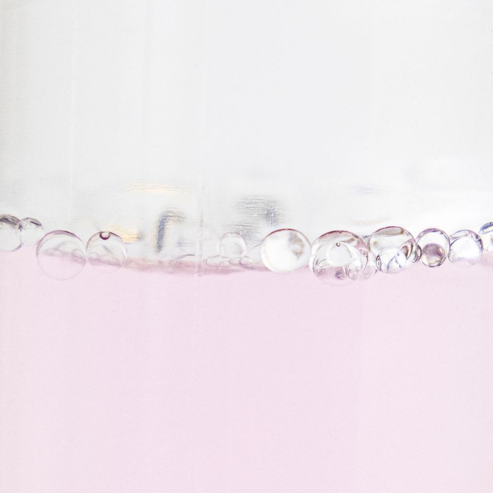 texture démaquillant biphasé rose avec des bulles